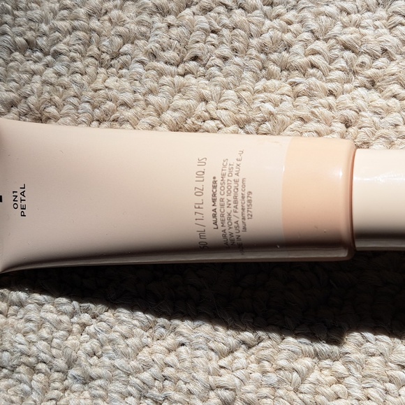 Laura Mercier tinted moistutizer - Picture 2 of 2